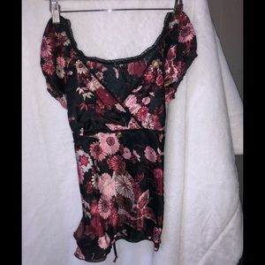 5/25 BLACK & RED FLOWERY BLOUSE
